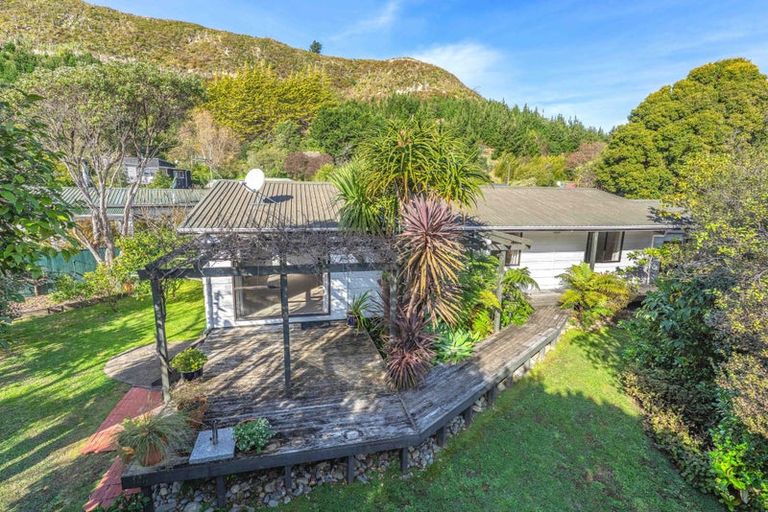 Photo of property in 14 Poneke Drive, Waikanae, 5036