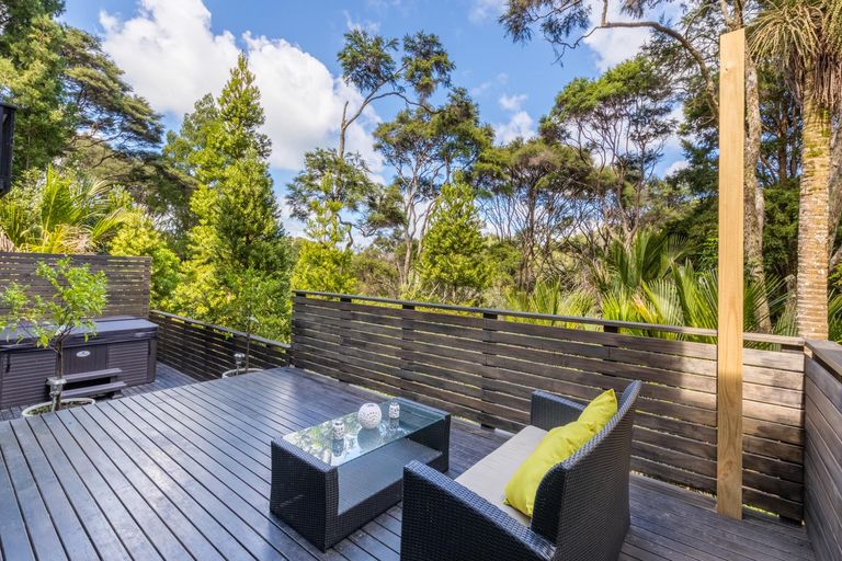 Photo of property in 33 Warner Park Avenue, Laingholm, Auckland, 0604