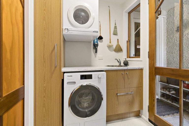 Photo of property in 32 Kotari Road, Days Bay, Lower Hutt, 5013