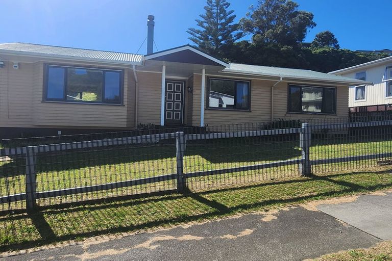Photo of property in 51 Gloaming Hill, Titahi Bay, Porirua, 5022