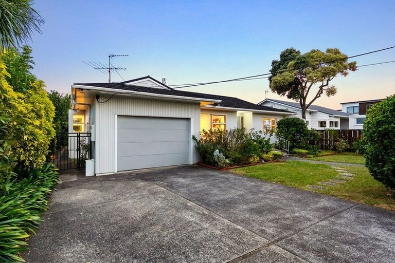 Photo of property in 15 Frieston Road, Milford, Auckland, 0620