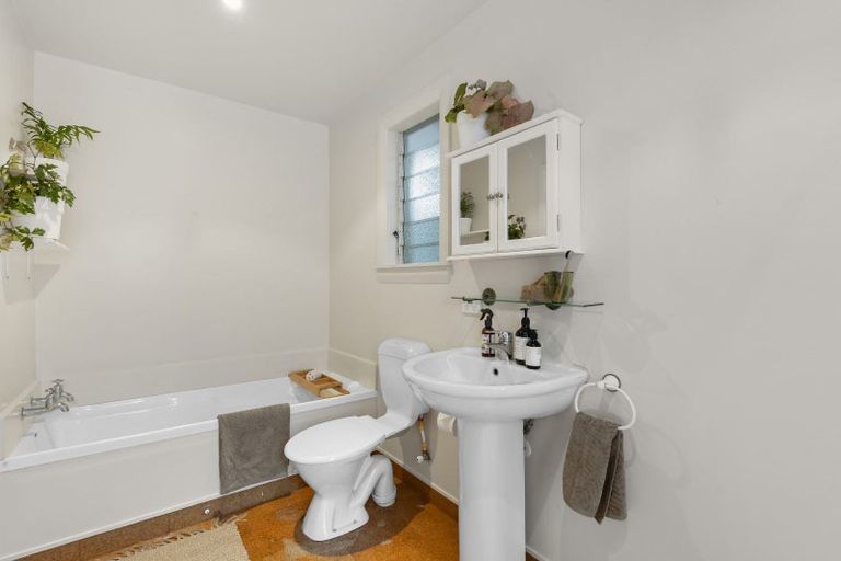 Photo of property in 22 Matipo Street, Eastbourne, Lower Hutt, 5013