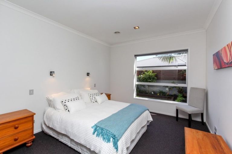 Photo of property in 20 Mangorei Road, Strandon, New Plymouth, 4312