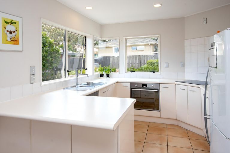 Photo of property in 3/8 Bernie Edwards Place, Botany Downs, Auckland, 2010