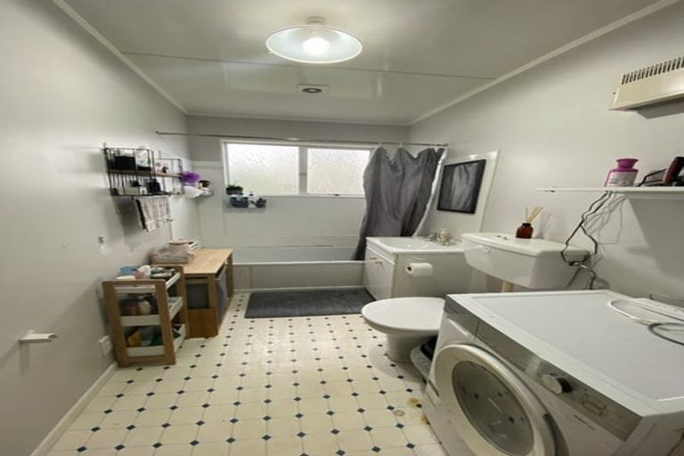 Photo of property in 18a Chetwode Grove, Newlands, Wellington, 6037