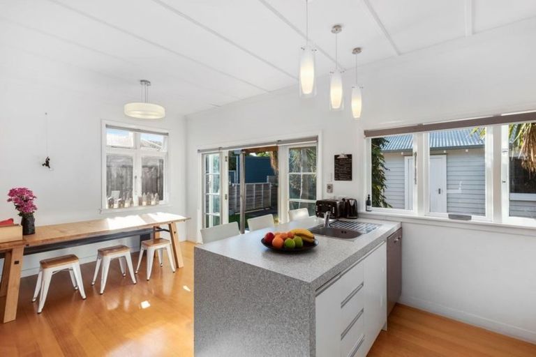 Photo of property in 39 Pukatea Street, Eastbourne, Lower Hutt, 5013