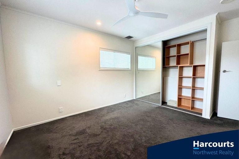 Photo of property in 86 Wiseley Road, West Harbour, Auckland, 0618