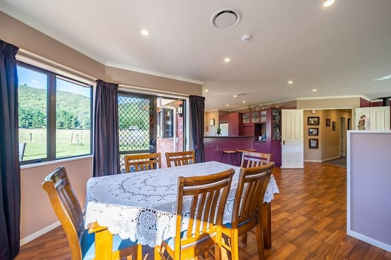 Photo of property in 150 Upper Fitzherbert Road, Wainuiomata, Lower Hutt, 5373