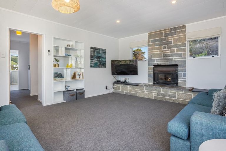 Photo of property in 18 Raroa Place, Pukerua Bay, 5026