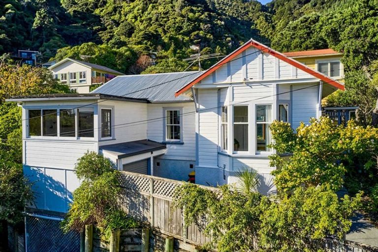 Photo of property in 25 Rona Street, Eastbourne, Lower Hutt, 5013