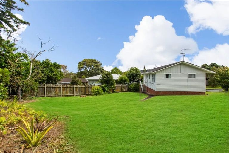 Photo of property in 7 Verena Place, Green Bay, Auckland, 0604