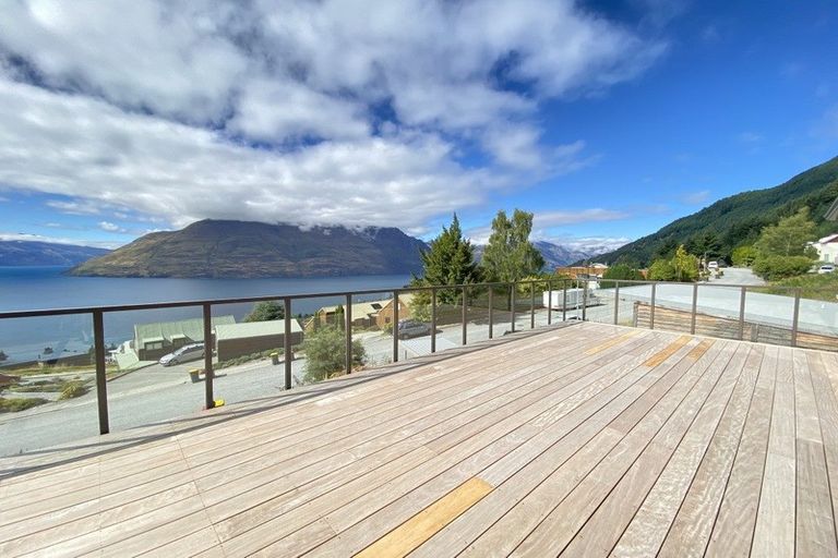 Photo of property in 127 Wynyard Crescent, Fernhill, Queenstown, 9300