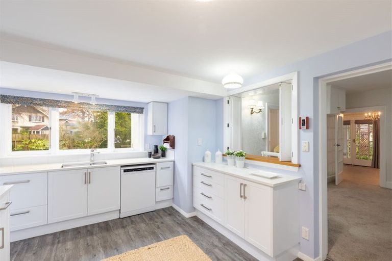 Photo of property in 24 Snowdon Road, Fendalton, Christchurch, 8052