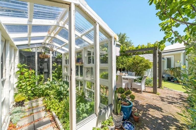 Photo of property in 127 Muritai Road, Eastbourne, Lower Hutt, 5013