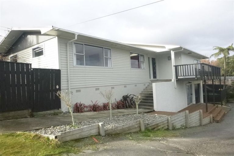 Photo of property in 2 Martin Grove, Normandale, Lower Hutt, 5010