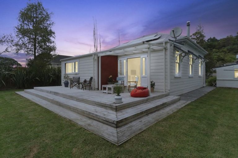 Photo of property in 8 Western Road, Laingholm, Auckland, 0604