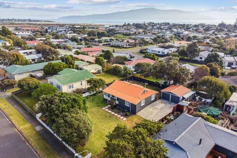 Photo of property in 12 Hicks Crescent, Waikanae Beach, Waikanae, 5036