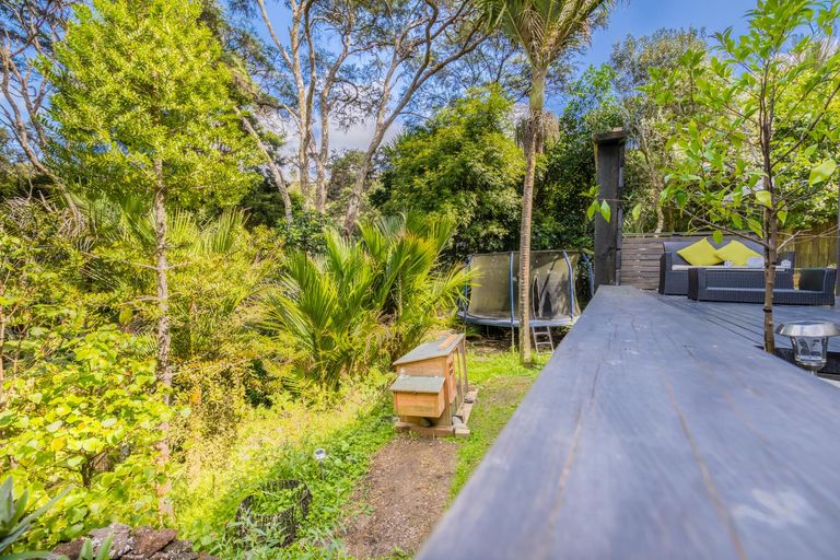 Photo of property in 33 Warner Park Avenue, Laingholm, Auckland, 0604
