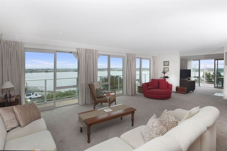 Photo of property in 19 The Brae, Mount Pleasant, Christchurch, 8081