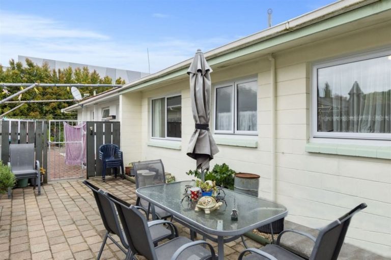 Photo of property in 2/92 Ngatai Road, Otumoetai, Tauranga, 3110
