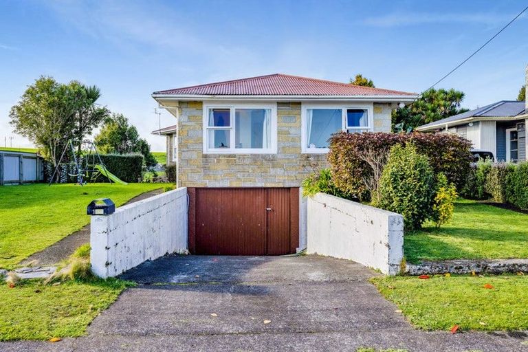 Photo of property in 100 Stanners Street, Eltham, 4322