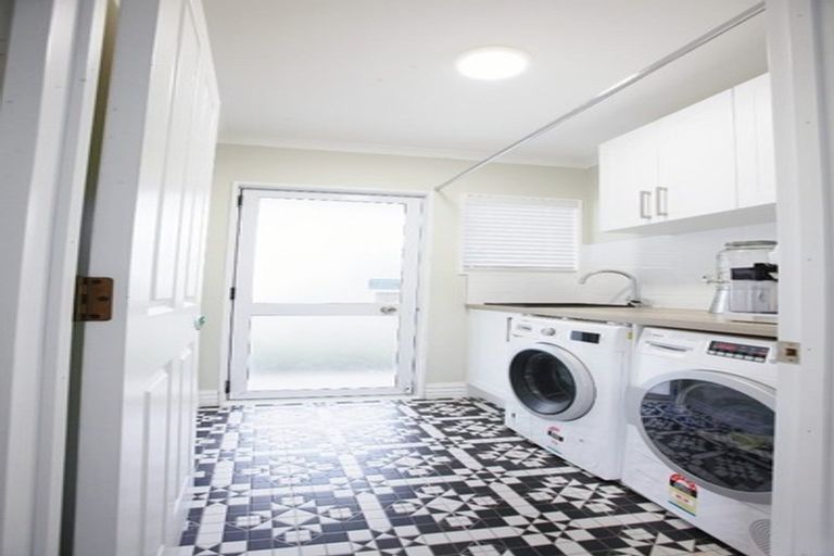 Photo of property in 2 Taroka Close, Pinehill, Auckland, 0632