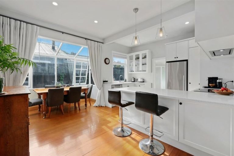 Photo of property in 33 Ngaio Street, Saint Martins, Christchurch, 8022