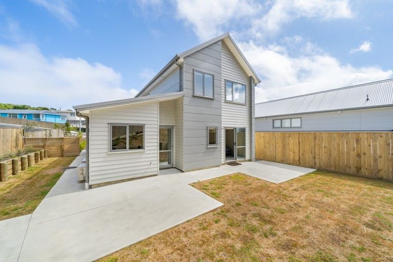 Photo of property in 8 Brindle Way, Newlands, Wellington, 6037