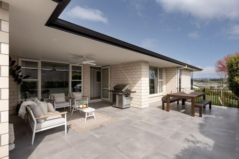 Photo of property in 30 Broadwater Close, Pyes Pa, Tauranga, 3112