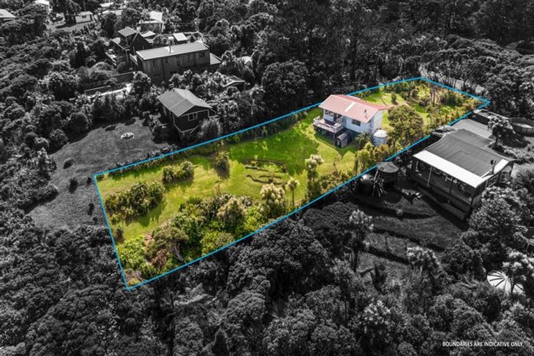 Photo of property in 13 Te Ahuahu Road, Piha, New Lynn, 0772