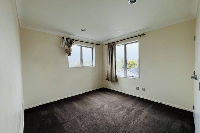 Photo of property in 8 The Rosebowl, Sunnyhills, Auckland, 2010