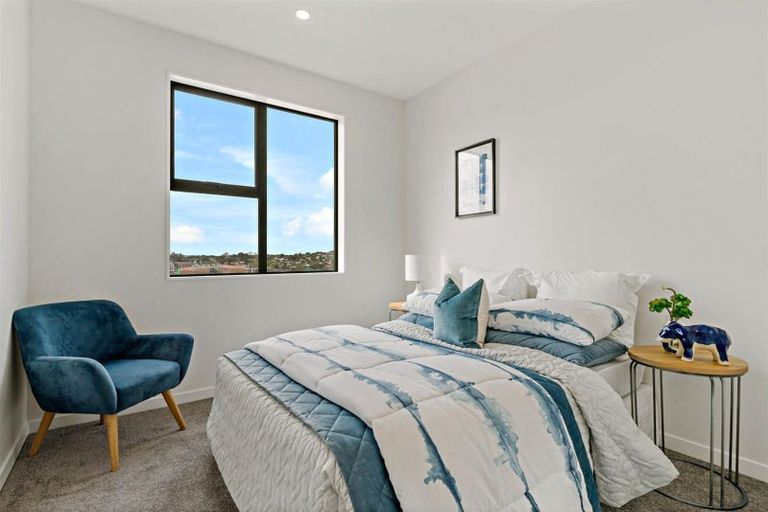 Photo of property in 14 Heketara Way, Massey, Auckland, 0614