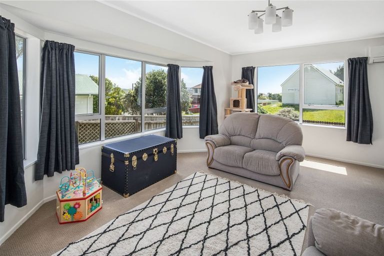 Photo of property in 3 Kingsbridge Place, Newlands, Wellington, 6037
