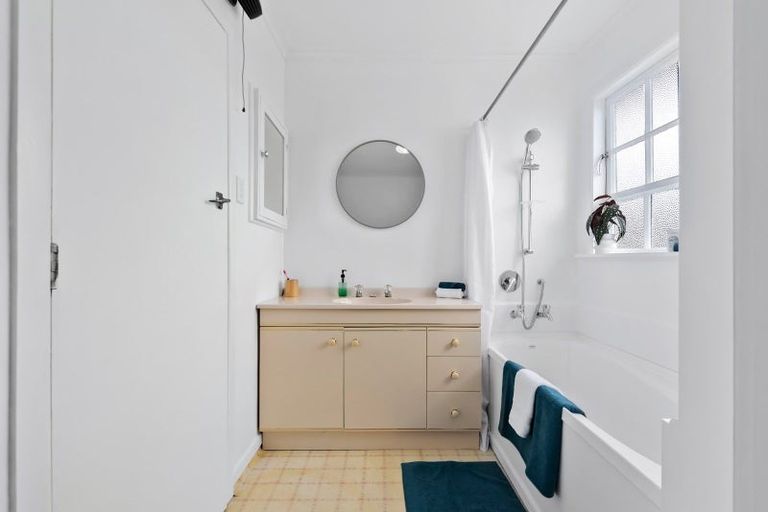 Photo of property in 1/95 Whites Line East, Waiwhetu, Lower Hutt, 5010