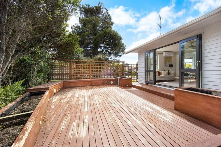 Photo of property in 90 Lantana Road, Green Bay, Auckland, 0604