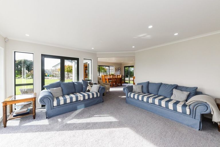 Photo of property in 27 Abby Road, Fitzherbert, Palmerston North, 4410