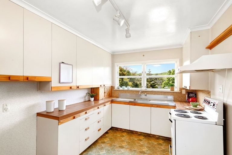 Photo of property in 6 Lane Crescent, Tawa, Wellington, 5028