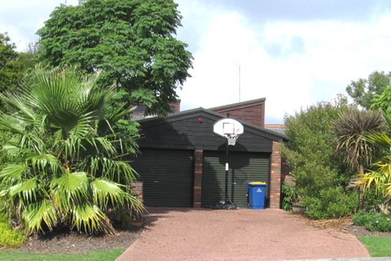 Photo of property in 11 Flagstaff Place, Massey, Auckland, 0614