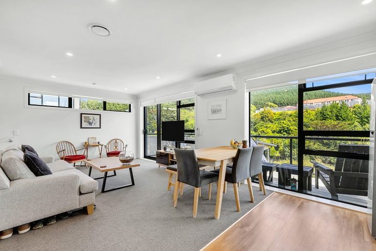 Photo of property in 2 Ara Paripari, Tawa, Wellington, 5028