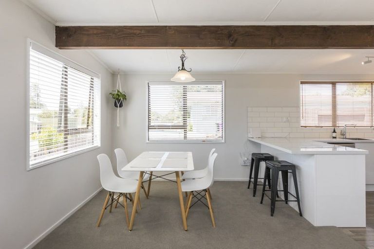 Photo of property in 2 Chatsworth Place, Highbury, Palmerston North, 4412