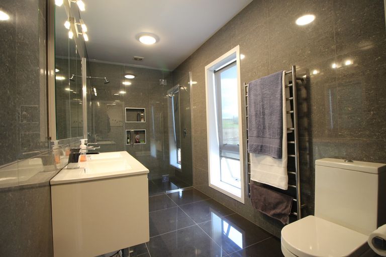 Photo of property in 24 Lewis Road, Springvale, Alexandra, 9393