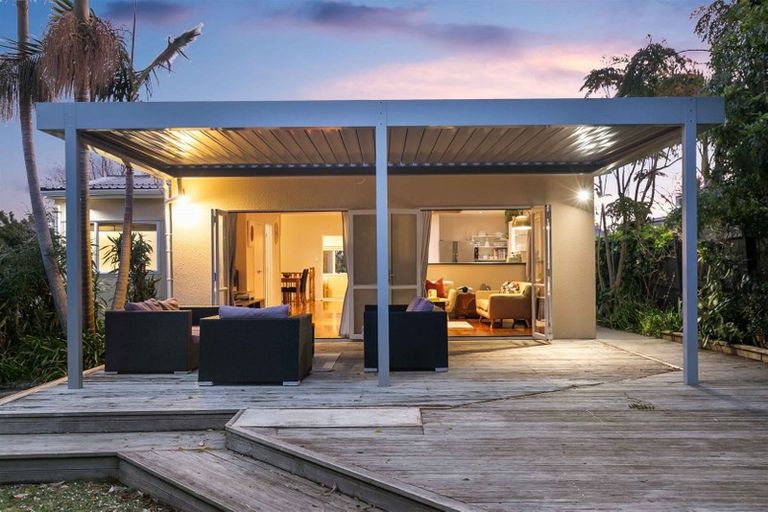 Photo of property in 16 Creamer Avenue, Belmont, Auckland, 0622