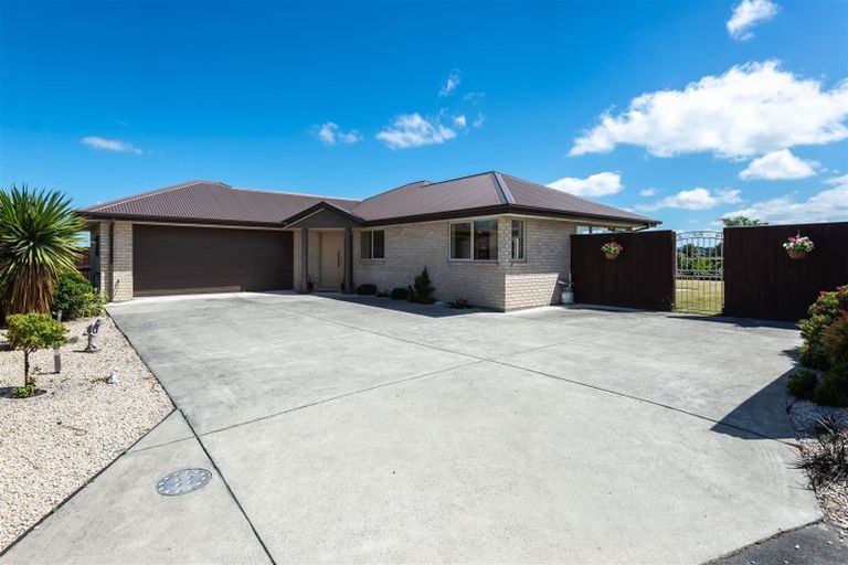 Photo of property in 11 Walnut Way, Rangiora, 7400