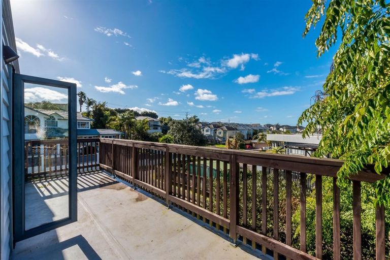 Photo of property in 20a Belleaire Court, West Harbour, Auckland, 0618
