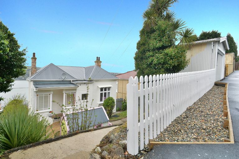 Photo of property in 23 Adderley Terrace, Ravensbourne, Dunedin, 9022