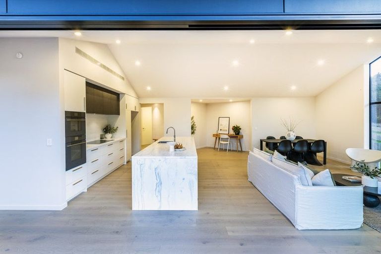 Photo of property in 8 Flowers Lane, Cracroft, Christchurch, 8022