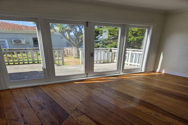 Photo of property in 20 Naughton Terrace, Kilbirnie, Wellington, 6022