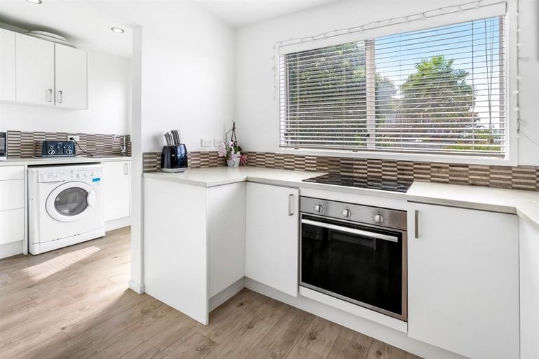 Photo of property in 11 Cottam Grove, Northcross, Auckland, 0632