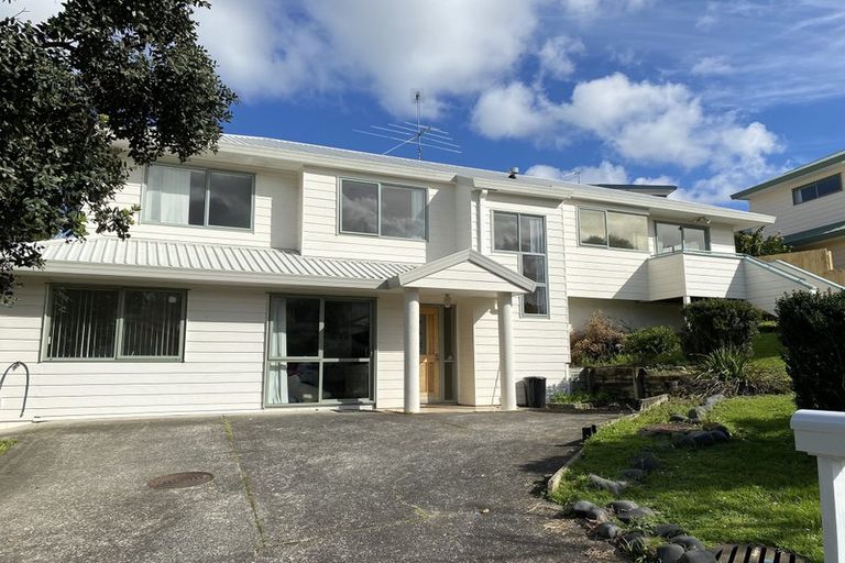 Photo of property in 1/4 Mossop Rise, Glenfield, Auckland, 0629