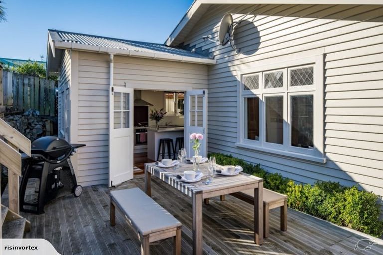 Photo of property in 60 The Parade, Island Bay, Wellington, 6023